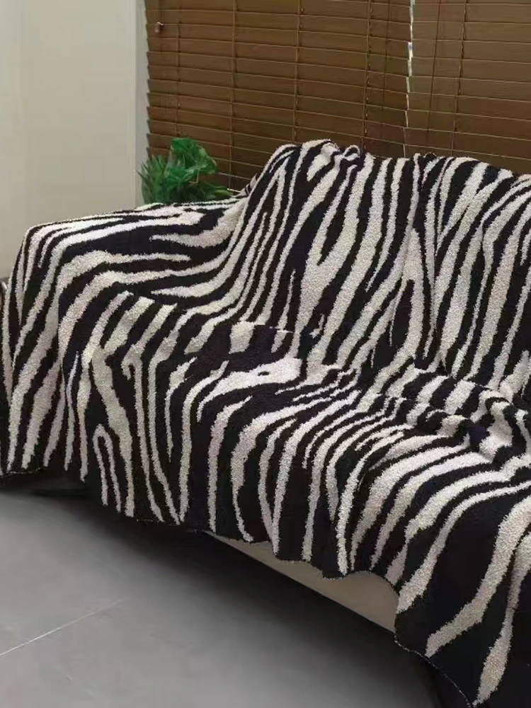 What features should you look for when choosing the best air conditioning blanket for hot sleepers