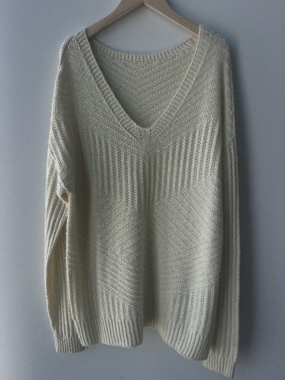 What Makes a V Neck Pullover Sweater a Timeless Choice for Modern Fashion?